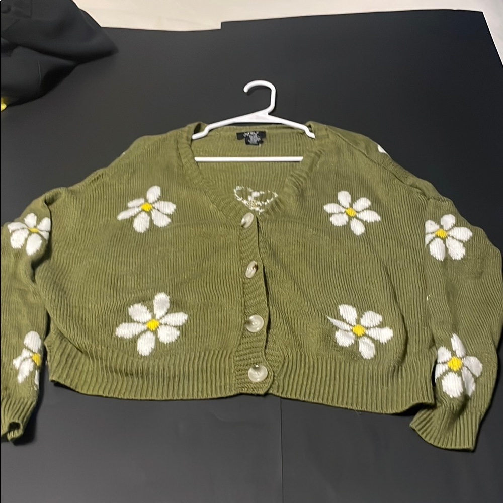 Chic Olive Cardigan with Daisy Accents